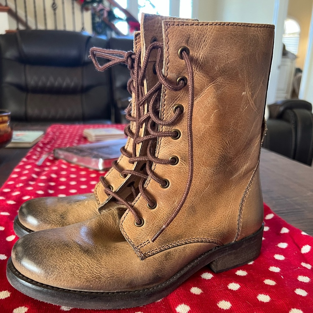 Dina True tan boots size 7.5 never been worn